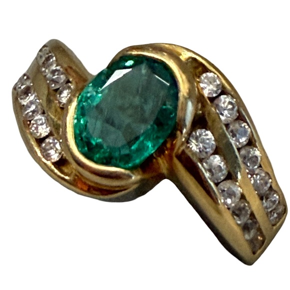 Solid 18k Gold Emerald Ring with Diamonds! - Picture 12 of 16